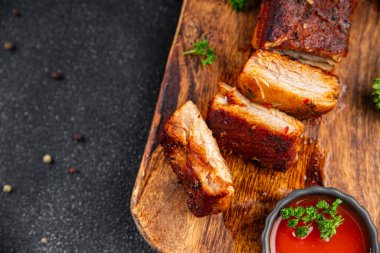 Domuz pirzolası kızarmış et ızgara ızgara ızgara lezzetli taze yemek aperatifi masanın üzerinde fotokopi alanı arka plan kırsal manzarası