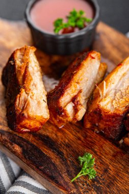 Domuz pirzolası kızarmış et ızgara ızgara ızgara lezzetli taze yemek aperatifi masanın üzerinde fotokopi alanı arka plan kırsal manzarası