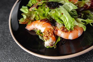 Karides salatası karidesler ya da langoustinler yeşil yaprak marulu taze yemek aperatifleri masanın üzerinde fotokopi uzayı arka planı kırsal üst görünüm keto ya da paleo diyeti vejetaryen yemeği