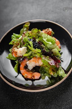 Karides salatası karidesler ya da langoustinler yeşil yaprak marulu taze yemek aperatifleri masanın üzerinde fotokopi uzayı arka planı kırsal üst görünüm keto ya da paleo diyeti vejetaryen yemeği