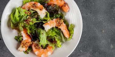 Karides salatası karidesler ya da langoustinler yeşil yaprak marulu taze yemek aperatifleri masanın üzerinde fotokopi uzayı arka planı kırsal üst görünüm keto ya da paleo diyeti vejetaryen yemeği
