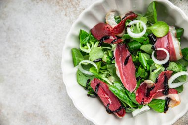 Ördek göğsü salatası füme ördek eti magret doğal iştah açıcı yemek aperatifi masa üzerinde fotokopi uzay yiyecek arka plan kırsal üst görünüm