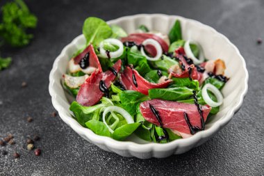 Ördek göğsü salatası füme ördek eti magret doğal iştah açıcı yemek aperatifi masa üzerinde fotokopi uzay yiyecek arka plan kırsal üst görünüm