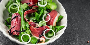 Ördek göğsü salatası füme ördek eti magret doğal iştah açıcı yemek aperatifi masa üzerinde fotokopi uzay yiyecek arka plan kırsal üst görünüm
