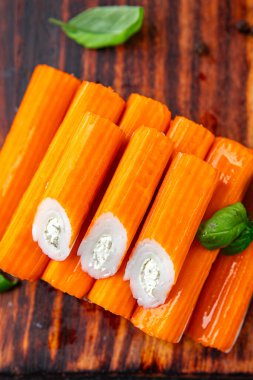 Yengeç çubuğu doldurma krem peynir ve şifalı otlar. Doğal taze iştah açıcı. Yemek atıştırmalıkları.