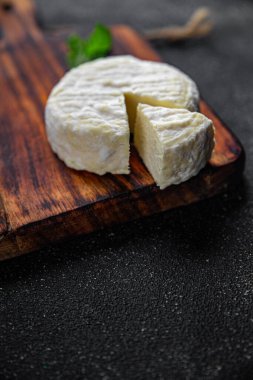 Yumuşak peynirli inek sütü, keçi peyniri ya da koyun peyniri. Doğal iştah açıcı yemek. Masada atıştırmalıklar.