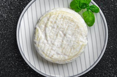 Yumuşak peynirli inek sütü, keçi peyniri ya da koyun peyniri. Doğal iştah açıcı yemek. Masada atıştırmalıklar.