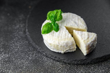 Yumuşak peynirli inek sütü, keçi peyniri ya da koyun peyniri. Doğal iştah açıcı yemek. Masada atıştırmalıklar.