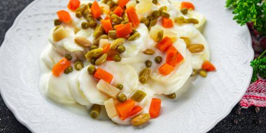 Sebzeli patatesler, taze aperatif. Yemek. Masada yemek. Fotokopi.