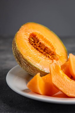 Kavun Charentais tatlı meyve taze iştah açıcı yemek aperatifi masa üzerinde fotokopi uzay yiyecek arka plan kırsal üst görüş keto veya paleo diyet vejetaryen gıda