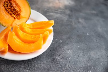 Kavun Charentais tatlı meyve taze iştah açıcı yemek aperatifi masa üzerinde fotokopi uzay yiyecek arka plan kırsal üst görüş keto veya paleo diyet vejetaryen gıda
