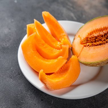 Kavun Charentais tatlı meyve taze iştah açıcı yemek aperatifi masa üzerinde fotokopi uzay yiyecek arka plan kırsal üst görüş keto veya paleo diyet vejetaryen gıda