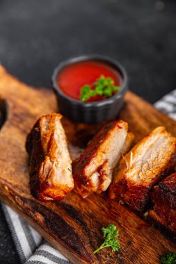 Pirzola domuz eti ızgara ızgara ızgara ızgara lezzetli taze yiyecek masanın üzerinde fotokopi uzayı arka plan kırsal manzarası