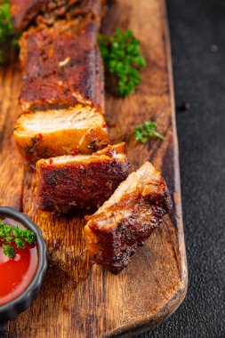 Pirzola domuz eti ızgara ızgara ızgara ızgara lezzetli taze yiyecek masanın üzerinde fotokopi uzayı arka plan kırsal manzarası