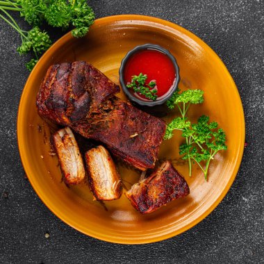 Pirzola domuz eti ızgara ızgara ızgara ızgara lezzetli taze yiyecek masanın üzerinde fotokopi uzayı arka plan kırsal manzarası