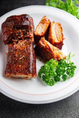 Pirzola domuz eti ızgara ızgara ızgara ızgara lezzetli taze yiyecek masanın üzerinde fotokopi uzayı arka plan kırsal manzarası