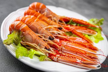 Langoustine deniz ürünleri karidesleri masada taze yemek atıştırmalıkları fotokopi uzay yiyecekleri arka plan kırsal manzarası