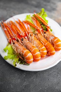 Langoustine deniz ürünleri karidesleri masada taze yemek atıştırmalıkları fotokopi uzay yiyecekleri arka plan kırsal manzarası