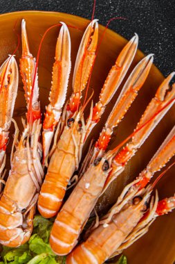Langoustine deniz ürünleri karidesleri masada taze yemek atıştırmalıkları fotokopi uzay yiyecekleri arka plan kırsal manzarası