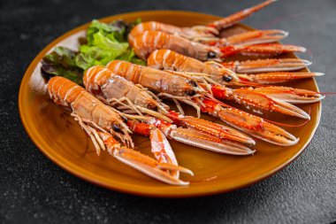 Langoustine deniz ürünleri karidesleri masada taze yemek atıştırmalıkları fotokopi uzay yiyecekleri arka plan kırsal manzarası