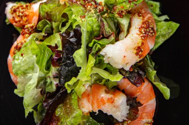 Salata karides ya da karides Langoustines yeşil yaprak marul taze yemek atıştırmalıkları fotokopi masasında yer alan yemek arka plan kırsal üst görünüm