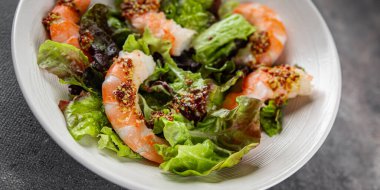 Salata karides ya da karides Langoustines yeşil yaprak marul taze yemek atıştırmalıkları fotokopi masasında yer alan yemek arka plan kırsal üst görünüm