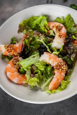 Salata karides ya da karides Langoustines yeşil yaprak marul taze yemek atıştırmalıkları fotokopi masasında yer alan yemek arka plan kırsal üst görünüm