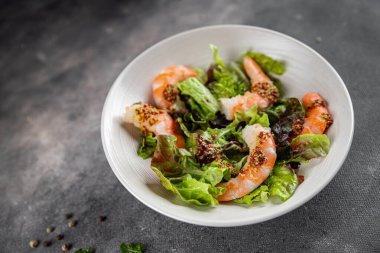 Salata karides ya da karides Langoustines yeşil yaprak marul taze yemek atıştırmalıkları fotokopi masasında yer alan yemek arka plan kırsal üst görünüm