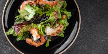Salata karides ya da karides Langoustines yeşil yaprak marul taze yemek atıştırmalıkları fotokopi masasında yer alan yemek arka plan kırsal üst görünüm