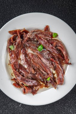 Masanın üzerindeki tabakta ançüezler taze ve lezzetli deniz ürünleri tabağında atıştırmalıklar fotokopi masasında uzay yiyecekleri arka planda kırsal alanda vejetaryen diyet yemekleri