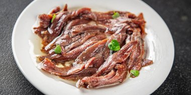 Masanın üzerindeki tabakta ançüezler taze ve lezzetli deniz ürünleri tabağında atıştırmalıklar fotokopi masasında uzay yiyecekleri arka planda kırsal alanda vejetaryen diyet yemekleri