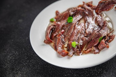 Masanın üzerindeki tabakta ançüezler taze ve lezzetli deniz ürünleri tabağında atıştırmalıklar fotokopi masasında uzay yiyecekleri arka planda kırsal alanda vejetaryen diyet yemekleri
