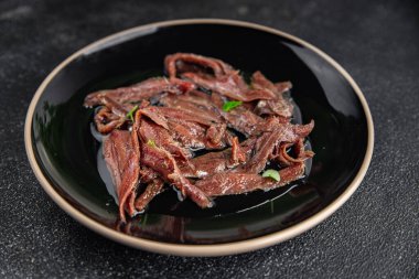 Masanın üzerindeki tabakta ançüezler taze ve lezzetli deniz ürünleri tabağında atıştırmalıklar fotokopi masasında uzay yiyecekleri arka planda kırsal alanda vejetaryen diyet yemekleri