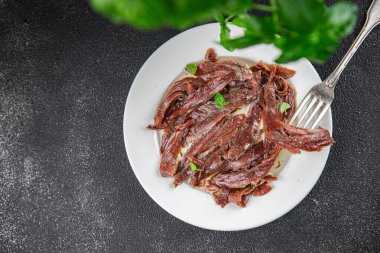 Masanın üzerindeki tabakta ançüezler taze ve lezzetli deniz ürünleri tabağında atıştırmalıklar fotokopi masasında uzay yiyecekleri arka planda kırsal alanda vejetaryen diyet yemekleri