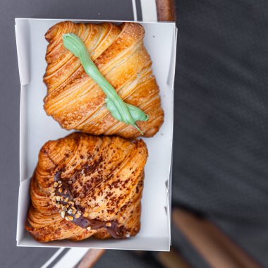 Kruvasan, tatlı fırın, taze aperatif, meze, abur cubur, fotokopi, uzay yemeği arka plan, kırsal üst manzara.