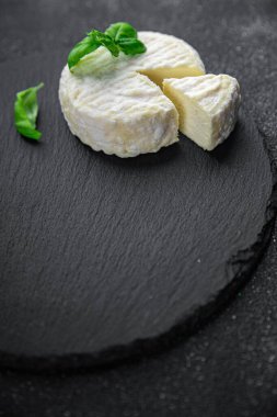 Yumuşak peynirli inek sütü, keçi peyniri ya da koyun peyniri. Doğal iştah açıcı yemek. Masada atıştırmalıklar.