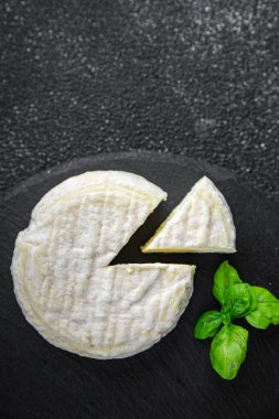 Yumuşak peynirli inek sütü, keçi peyniri ya da koyun peyniri. Doğal iştah açıcı yemek. Masada atıştırmalıklar.