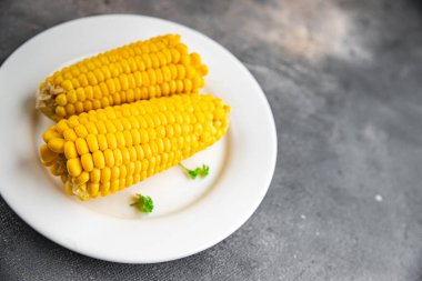 Haşlanmış mısır koçanı doğal yemek iştah açıcı yemek yemek aperatifi masa üzerinde fotokopi uzay yemek arka plan kırsal üst görüş keto veya paleo diyet vejetaryen vegan