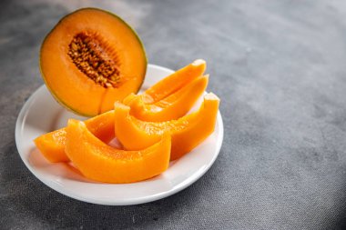 Kavun Charentais tatlı meyve taze iştah açıcı yemek aperatifi masa üzerinde fotokopi uzay yiyecek arka plan kırsal üst görüş keto veya paleo diyet vejetaryen gıda