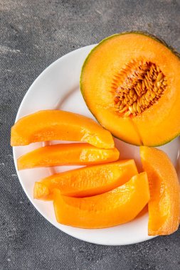 Kavun Charentais tatlı meyve taze iştah açıcı yemek aperatifi masa üzerinde fotokopi uzay yiyecek arka plan kırsal üst görüş keto veya paleo diyet vejetaryen gıda