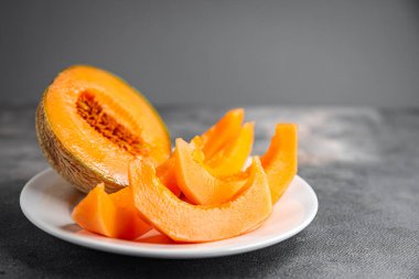 Kavun Charentais tatlı meyve taze iştah açıcı yemek aperatifi masa üzerinde fotokopi uzay yiyecek arka plan kırsal üst görüş keto veya paleo diyet vejetaryen gıda