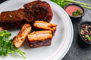 Domuz pirzolası kızarmış et ızgara ızgara ızgara lezzetli taze yemek aperatifi masanın üzerinde fotokopi alanı arka plan kırsal manzarası
