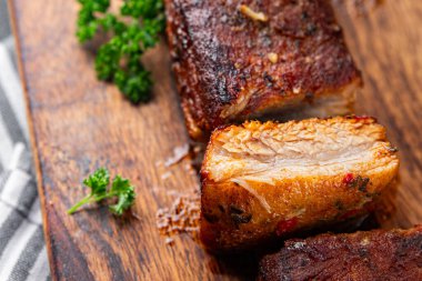 Domuz pirzolası kızarmış et ızgara ızgara ızgara lezzetli taze yemek aperatifi masanın üzerinde fotokopi alanı arka plan kırsal manzarası