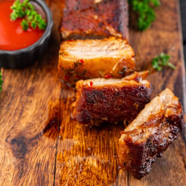 Domuz pirzolası kızarmış et ızgara ızgara ızgara lezzetli taze yemek aperatifi masanın üzerinde fotokopi alanı arka plan kırsal manzarası