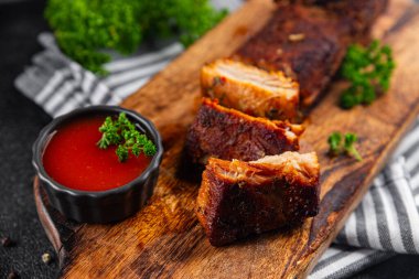 Domuz pirzolası kızarmış et ızgara ızgara ızgara lezzetli taze yemek aperatifi masanın üzerinde fotokopi alanı arka plan kırsal manzarası