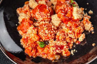 Köfteli kuskus. Sebze sosu. Masada taze yemek. Fotokopi.