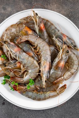 Karidesli çiğ deniz ürünleri karidesler taze iştah açıcı yiyecekler masada atıştırmalıklar fotokopi uzayı arka plan kırsal üst görüş keto veya paleo diyeti Cezayir vejetaryen gıdalar