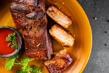 Domuz pirzolası kızarmış et ızgara ızgara ızgara lezzetli taze yemek aperatifi masanın üzerinde fotokopi alanı arka plan kırsal manzarası