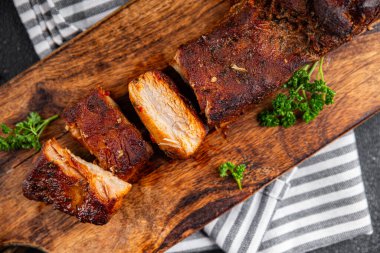 Domuz pirzolası kızarmış et ızgara ızgara ızgara lezzetli taze yemek aperatifi masanın üzerinde fotokopi alanı arka plan kırsal manzarası