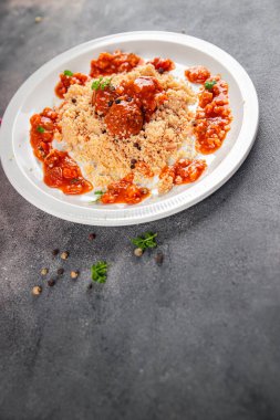 Köfteli kuskus. Sebze sosu. Masada taze yemek. Fotokopi.